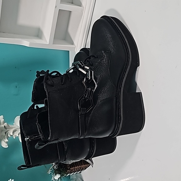 VINCE CAMUTO leather botties NWT. Reg. 99.00. Side zipper - Picture 2 of 9